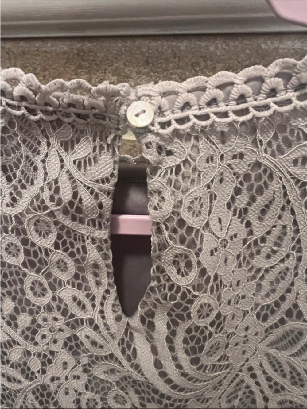 Cable & Gauge brand lace-lined top featuring delicate trimmed sleeves. Size L - Picture 5 of 5